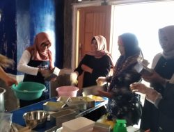 Sebelas Orang Anggota Sahabat UMKM Lombok Timur Mengikuti Pelatihan Bakery di Selong