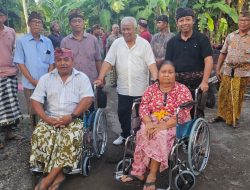 Tutup Tahun 2023, Rachmat Hidayat Berbagi Kursi Roda untuk Umat Hindu, Bantu Tunai 13 Banjar di Mataram dan Sumbang 30 RST untuk Warga Miskin di Desa Pemongkong dan Desa Serewe Lotim