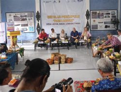 Anggota Parlemen Australia Kunjungi Sekolah Perempuan Desa Loyok