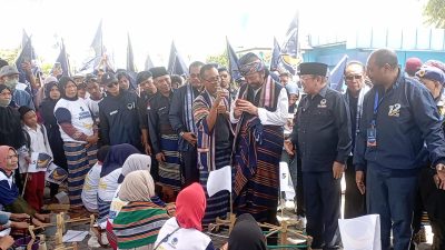 Surya Paloh Apresiasi Penenun Tradisional Pringgasela yang Tetap Pertahankan Warisan Leluhur