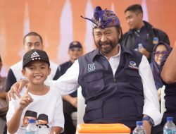 Razel Yazdaniyar, Bocah 9 Tahun Nekat Naik ke Panggung Minta Tanda Tangan Surya Paloh