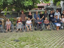 Lagi, Rachmat Hidayat Gelontorkan Belasan Kursi Roda Manual dan Elektrik untuk Umat Hindu Kota Mataram