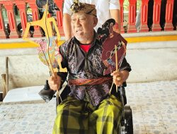Dalang Senior Wayang Sasak Lalu Nasib AR Empat Tahun Kesulitan Berjalan, H Rachmat Hidayat Turun Tangan Beri Bantuan Kursi Roda Elektrik