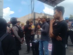 Kecewa. Massa Aksi Aliansi Pemuda dan Masyarakat Menggugat Tidak Bisa Bertemu dengan Kapolres Lombok Timur