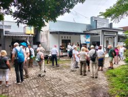Rombongan Wisatawan Asing dari Kapal Pesiar Fred Olsen Cruise Line dari Eropa Kunjungi Desa Mambalan Kecamatan Gunungsari