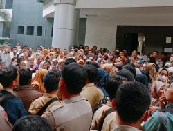 Datangi Kantor Bupati, Ratusan Guru Honorer Lombok Timur Tagih THR