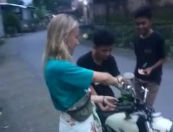 Seorang Turis Belanda Ikut Berjualan Bensin Eceran dan Mengajarkan Bahasa Inggris kepada Anak-anak di Masbagik