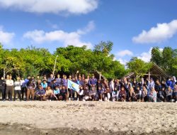 Peringati HUT ke-78 TNI AU, Pos Lanud ZAM Lotim Clean-up Pantai Menange Rambang