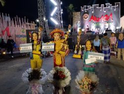 Spektakuler, Acara Malam Anugerah Karnaval Tenun Benang Merah Alunan Budaya Desa Pringgasela VIII