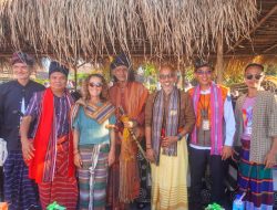 Pasangan ini Jauh-jauh Datang dari Australia Hanya untuk Mengikuti Acara Alunan Budaya Desa Pringgasela