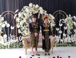 Wujud Kecintaan terhadap Adat Sasak, Pasangan Bule Jerman Gelar Resepsi Pernikahan dengan Adat Sasak