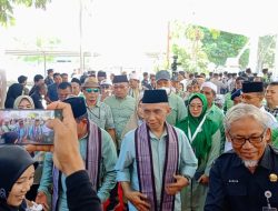 Ribuan Relawan Pendukung Mengantar Pasangan Luthfi-Wahid Mendaftar ke KPU Lombok Timur
