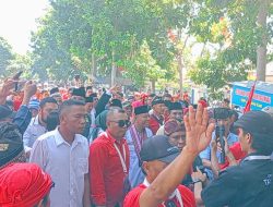Diiringi Ratusan Pendukung, Pasangan Tanwir dan Daeng Paelori Resmi Mendaftar ke KPU Lombok Timur