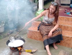 Banyak Wisatawan dari Eropa yang Berkunjung ke Lombok Timur Tertarik Belajar Budaya Memasak Tradisional