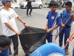 Relawan Rohmi-Firin Bersihkan Semua Sampah Sepanjang Jalan BI-KPU NTB Pasca Pendaftaran