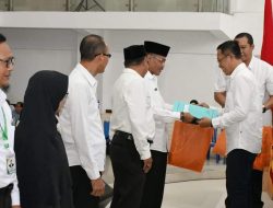 Penjabat Bupati Serahkan SK Pensiun kepada Purna Tugas PNS di Lingkup Kabupaten Lombok Timur