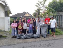 Peserta Muni’s English Course Gelar Aksi Serentak Bersih-bersih Lingkungan