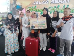 Rohani Asal Paok Motong Raih Hadiah Utama Umroh pada Acara Jalan Sehat Menuju Makkah di Lapangan Gotong Royong Masbagik