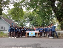 Anggota Saka Dirgantara dan Babinpotdirga TNI AU ZAM Lombok Timur Ngabuburit Sekaligus Berbagi Takjil