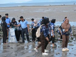 Peringati HUT TNI AU ke-79, Babinpotdirga Lanud ZAM Inisiasi Kegiatan Bersih Pantai Menange Rambang