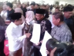 Menko Muhaimin Iskandar Memberikan Secara Langsung Sertifikat Izin edar Produk Bumbu Bebaloeng Masbagik kepada H. Husnuddin Achsyid
