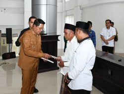 Bupati Lombok Timur Berikan Insentif untuk Guru Ngaji dan Marbot Masjid