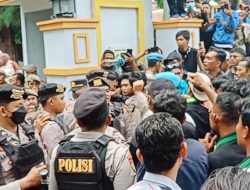 Gelar Demo, Massa dari Aliansi Peduli Pariwisata Tuntut Pencopotan Kepala Dinas Pariwisata dan Staf Khusus Bidang Pariwisata Lombok Timur