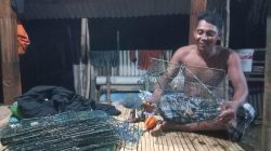 Jelang Melaut, Nelayan Sekotong Sulam Sendiri Bubu Kepiting Tradisional