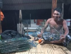 Jelang Melaut, Nelayan Sekotong Sulam Sendiri Bubu Kepiting Tradisional