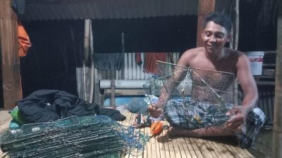 Jelang Melaut, Nelayan Sekotong Sulam Sendiri Bubu Kepiting Tradisional