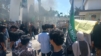 Geruduk DPRD Lombok Timur, HMI MPO Tuntut Penghentian Program Makan Bergizi Gratis dan KDMP