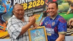 Kadiskominfo Serahkan Piagam Kepada Juri Jurnalistik dan Fotografi Porwada 2026