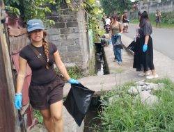 Turis Volunteer Bersama Anggota LHA dan Warga Lakukan Bersih-bersih Sampah