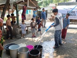 Kekeringan Landa Suela, Relawan Galaksi MIM Foundation dan Bank Dinar Salurkan 30.000 Liter Air Bersih